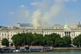 De la fumée s'élève depuis la toiture de la Somerset House, centre d'art situé au coeur de Londres où un incendie s'est déclaré, le 17 août 2024
