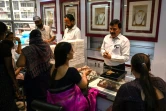 Des clientes dans une bijouterie de Bombay, le 11 octobre 2021 en Inde