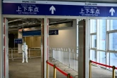 Un homme se tient à la sortie de la "bulle" sanitaire créée pour les participants aux JO d'hiver de Pékin, à la gare de Taizicheng, à Zhangjiakou, le 29 janvier 2022