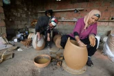 Sabiha Ayari, une potière tunisienne, travaille à la fabrication d'une jarre le 14 mars 2019 en Tunisie