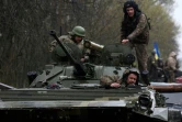 Des soldats ukrainiens à bord d'un véhicule blindé non loin de la ligne de front, dans la région de Kharkiv, le 18 avril 2022
