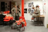 Des membres de la Croix-Rouge se préparent avant de faire des rondes pour venir en aide à des sans-abris et procéder à des distributions de repas, le 1er décembre 2017 à Paris