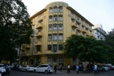 Des passants marchent devant un bâtiment Art déco de Bombay, le 8 novembre 2018