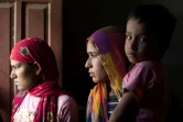 Des femmes pleurent la mort de trois soeurs et deux de leurs enfants retrouvés dans un puits, au domicile de la famille, le 31 mai 2022 à Chhapya, dans l'Etat du Rajasthan, en Inde
