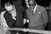 Le ministre français de la Culture André Malraux (à gauche) et le président du Sénégal Léopold Sédar Senghor (à droite) à l'ouverture du 1er Festival Mondial des Arts Noirs (FESMAN), le 1er avril 1966 à Dakar