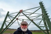 Le militant écologiste Hartmut Lindner devant la base d'un pylône électrique non terminé, le 3 décembre 2021 près de Golzow, en Allemagne