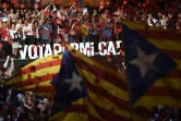 Des militants agitent des drapeaux pro-indépendantistes lors d'un dernier meeting de campagne électorale le 25 septembre 2015 à Barcelone