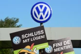 Un activiste tient une banderole devant le siège de Volkswagen à Wolfsburg, le 25 septembre 2015