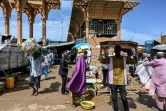 Des clients font leurs courses au marché principal de Niamey, la capitale du Niger, le 8 août 2023