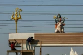 Des ouvriers travaillent sur un site où une réplique du temple de Tirupati est construite avant le festival de la Mela à Prayagraj en Inde, le 11 janvier 2025