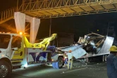 Remorquage d'un camion accidenté dans lequel étaient entassés plusieurs dizaines de migrants, le 9 décembre 2021 à Tuxtla Gutierrez, au Mexique