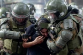 Interpellation d'un manifestant à Santiago du Chili, le 4 novembre 2019