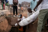 Cérémonie du "famadihana", ou du "retournement des morts", pièce essentielle du culte des ancêtres dans le village d'Ambohijafy, à Madagascar, le 23 septembre 2017