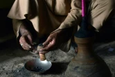 Un Pakistanais prépare une pipe de haschich, le 25 octobre 2017 à Peshawar