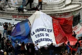 Une banderole géante sur laquelle on peut lire "La France est tissu de migrations" déployée place de la République à Paris, le 7 juillet 2024 