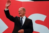 Olaf Scholz, le candidat social-démocrate à la chancellerie, salue ses partisans au siège du SPD à Berlin le 26 septembre 2021 