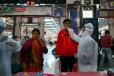 Dépistage des voyageurs à leur arrivée à la gare de Bombay, le 25 novembre 2020 en Inde