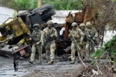 Des soldats russes en patrouille à Marioupol, le 18 mai 2022 en Ukraine