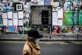 Graffitis et images sur la façade de la maison de Serge Gainsbourg, le 2 mars 2021 rue de Verneuil à Paris 