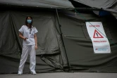 Ana Rubio, médecin, devant la tente où sont reçus les personnes susceptibles d'être atteintes par le coronavirus, le 30 avril 2020 à l'Hôpital Gregorio Maranon de Madrid