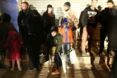 Zouheir Ghazzawi, un garçon syrien de 10 ans, atteint d'un cancer et dont une jambe a été amputée, attend d'être évacué de Douma pour subir des traitements, tard le 28 décembre 2017