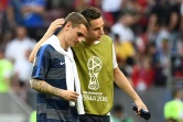 Les attaquants des Bleus Florian Thauvin (d) et Antoine Griezmann quittent la pelouse du stade Loujniki après le match contre le Danemark au Mondial, le 26 juin 2018