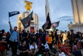 Des partisans de Move Forward rassemblés devant le Monument de la Démocratie, après le rejet définitif par le Parlement de la candidature de Pita Limjaroenrat au poste de Premier ministre, le 19 juillet 2023 à Bangkok, en Thaïlande