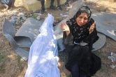 Une Palestinienne pleure un proche tué lors d'une frappe imputée à Israël sur le camp de réfugiés d'al-Chati dans l'ouest de la ville de Gaza, le 13 juillet 2024