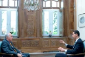 Le chef du bureau de Beyrouth de l'AFP Sammy Ketz interviewe le président syrien Bachar al-Assad à Damas, sur une photo fournie par le service de presse de la présidence syrienne