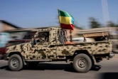 Un véhicule militaire portant le drapeau national éthiopien à Kombolcha, en Éthiopie, le 11 décembre 2021
