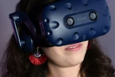 Une femme porte un casque de réalite virtuelle au "Film Independent Hosts The Portal Friday Night Reception", à Playa Vista (Californie), le 20 septembre 2019