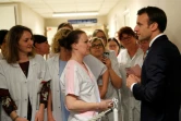 Emmanuel Macron parle aux infirmières lors de sa visite à l'hôpital de Rouen, en Normandie, le 5 avril 2018
