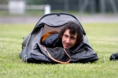 Lachlan Morton dans la minuscule tente tunnel dans laquelle il passe ses nuits depuis deux semaines, le 8 juillet 2021 dans un camping de Castillon-en-Couserans 