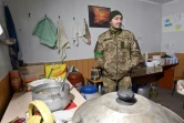 Le lieutenant ukrainien "Chamil" dans la cuisine de fortune d'un abri non lon de la ligne de front, près de Kharkiv, le 17 avril 2022