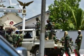 Des soldats rebelles près de l'entrée du quartier général de l'armée ivoirienne à Abidjan le 12 mai 2017 