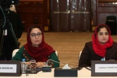 Asila Wardak (G), une membre du Haut conseil pour la paix (HPC), une instance de réconciliation afghane, lors de pourparlers interafghans le 7 juillet 2019 à Doha, la capitale du Qatar