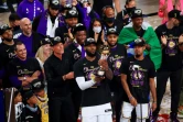 LeBron James, entouré de ses coéquipiers et de membres des Los Angeles Lakers, après avoir battu Miami et décroché le titre NBA, le 11 octobre 2020 à Lake Buena vista (Floride)