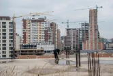 Un homme prie sur un chantier à Pristina la 15 février 2018