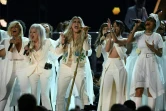 Kesha (C) chante ntourée de Bebe Rexha, Cindy Lauper, Camila Cabello et Andra Day lors des 60e Grammy Awards le 28 janvier 2018 à New York