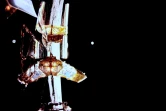Photo diffusée par Firefly Aerospace, le 2 mars 2025, montrant la surface de la Lune, la Terre à l'horizon et le pont supérieur de Blue Ghost avec son panneau solaire, son antenne en bande X (g) et la charge utile LEXI (d) dans le champ de vision