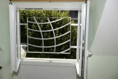 Les barreaux aux fenêtres doivent prévenir d'éventuelles tentatives de défenestration des résidents du château de Pontourny, prs de Chinon, présenté à la presse le 13 septembre 2016