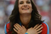 La perchiste russe Yelena Isinbayeva sourit sur le podium après sa médaille d'or aux Mondiaux  d'athlétisme, le 15 août 2013 à Moscou