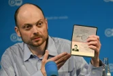 L'opposant russe Vladimir Kara-Mourza montre son passeport lors d'une conférence de presse à Bonn, le 2 août 2024 en Allemagne, au lendemain de sa libération dans le cadre d'un échange de prisonniers entre la Russie et l'Occident