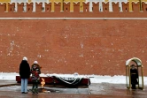 Des femmes de Russes mobilisés pour combattre en Ukraine déposent des fleurs sur la flamme du soldat inconnu sous les murs du Kremlin, en signe de protestation pour demander le retour de leurs maris du front, le 6 janvier 2024 à Moscou