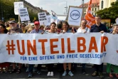 Derrière une banderole du mouvement #Unteilbar ("indivisible" en français), des milliers de personnes ont manifesté le 24 août 2019 à Dresde (est) contre le racisme et l'extrême droite - dont le parti semble bien placé pour les prochaines élections locales
