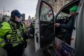 La police dans les rues d'Ottawa, occupées par des manifestants anti-mesures sanitaires, le 16 février 2022