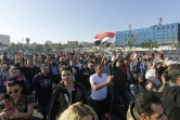 Des Syriens défilent dans les rues de Damas agitant le drapeau national et des photos de Bachar, le 14 avril 2018 pour dénoncer les attaques menées par les Occidentaux contre les bases militaires syriennes