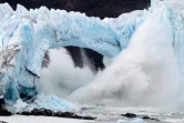 L'arche de glace, formée à une extrémité du glacier argentin du Perito Moreno, s'effondre le 10 mars 2016