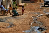 Des enfants jouent près d'un écoulement d'eaux usées dans une rue de Santa Luzia, près de Brasilia, le 3 août 2020