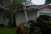 Un arbre qui s'est abattu sur une maison de Titusville, en Floride, le 7 octobre 2016, après le passage de l'ouragan Matthew